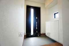 たっぷり収納できるシューズボックスです。家族全員の靴がきれいに整頓できます。棚の上にお花や写真を飾っても良いですね。