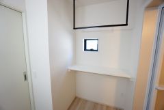 洗面所にカウンター付き。洗濯物を畳むのに便利です＾＾