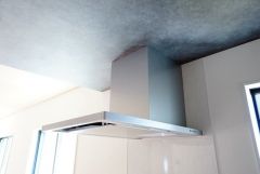 コンロ上には換気扇完備＾＾すぐ横に小窓が設けられているので、換気扇と合わせてWで換気できます＾＾