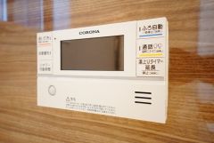 湯量・湯温の設定、そして保温までワンタッチのフルオートバス。便利な追い炊き機能付きです。