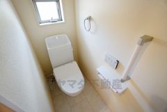 温水洗浄機付トイレです。節水機能もあるので、安心して使えますね。もちろん、1階2階の2ヶ所にトイレがあるので、忙しい朝にもゆとりができますね。