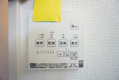 浴室暖房乾燥機付き。天候に左右されず、いつでも好きなときに洗濯物を干せるので、仕事や家事で忙しい方に重宝します。
