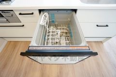 食事の後の手間を解消する食器洗い乾燥機付。冬場の洗い物で手荒れの悩みもなくなります。手洗いよりも節約できて便利。