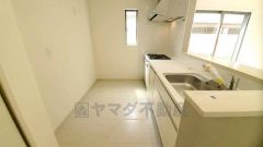 リビングやダイニングからキッチン周りが丸見えにならない対面式キッチン。テレビ鑑賞や家族との対話がしやすく、ご家族の温かい時間を演出します。