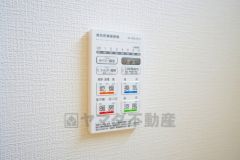 浴室暖房乾燥機付き。天候に左右されず、いつでも好きなときに洗濯物を干せるので、仕事や家事で忙しい方に重宝します。