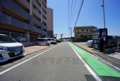 住人以外の車の進入も少なく、小さなお子様を持つご家庭にも安心です。大型車の通行が少なく、騒音や振動が少ないので静かで快適な生活を送れます。