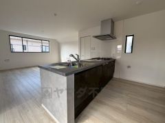 リビングにいるお子様を見守りながらお料理ができる対面キッチン。カウンタートップの汚れもサッと拭き取ることができ、お掃除ラクラク＾＾