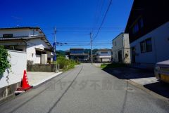 1号棟前面道路。落ち着いた住宅地内で快適な生活を実現してみませんか。