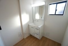 同仕様写真。三面鏡つき洗面台。鏡裏にたっぷりとした収納スペースがあります。鏡を閉めてしまえば小物は見えないため、スッキリとした印象の洗面台にできます。