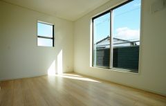 同仕様写真。主寝室としてお使いいただけそうなこちらのお部屋は、日当たりが良く、爽やかな風を感じて起きる朝は、快適生活の始まりに。