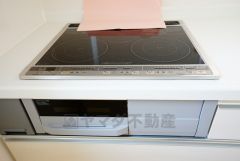 汚れてもサッとふける、お手入れのしやすいIHクッキングヒーター。オール電化なので経済的です。
