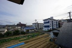 2階バルコニーからの眺望です。前面に遮るものがなく景色を一望できます。南向きで、日当たりも良好。お洗濯物が良く乾きます。