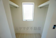 収納力豊富なウォークインクローゼット。洋服や小物などを1箇所にまとめて美しい収納を実現します。