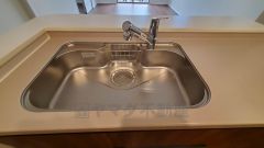 広々とした凸型シンクに洗剤ポケットを標準装備。大きなお鍋など洗いやすいです。