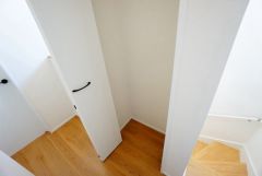 2階の廊下にも収納を確保。各居室に入りきれなかった荷物や、2階で使用する日用品のストック置き場に便利です。