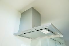 お手入れが簡単なスリム型レンジフードです。調理により発生する油煙や臭いを吸い込み、屋外へ排気してくれます。