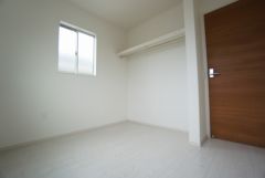 同仕様写真。木目調のシンプルデザインで落ち着きと安らぎの空間に仕上げています。各部屋に収納が完備されているので、お荷物が増えても安心の設計です。