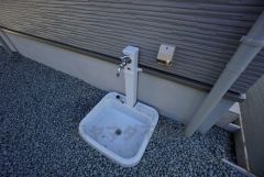 お車の洗車や外壁のお掃除をする際に便利な外水栓。