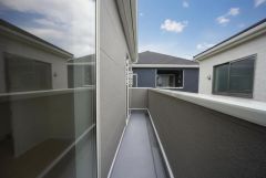 広々としたバルコニー。 天気のいい日にはお布団もまとめて干せそうですね＾＾ 陽当たり、風通し良好です＾＾