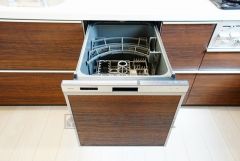 食後の時間にゆとりを与えてくれる食器洗い乾燥機。操作ボタンも上面にあるので、腰をかがめずに操作が楽々。