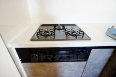 複数の調理を一度に行うことができる3口コンロ。効率よくお料理が出来ます。毎日のお料理も楽しくなりますね＾＾