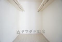 収納力豊富なウォークインクローゼット。洋服や小物などを1箇所にまとめて美しい収納を実現します。スーツケースのような大型の荷物も置けます＾＾