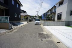 大型車の通行が少なく、騒音や振動が少ないので静かで快適な生活を送れます。