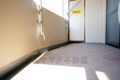 陽当たりの良いバルコニーです。お洗濯やお布団干しはもちろん、日光浴スペースにも。