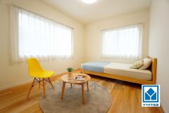 家具はイメージです。暖かい日差しが差し込む洋室。たっぷり収納できるクローゼット付きでお部屋の中をすっきりと快適に保てます。