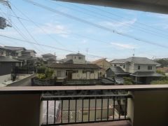 日差しが遮られないように隣家との間に距離を設けています。住宅地ですのでご近所様とコミュニケーション取りやすい距離感が良いですね。