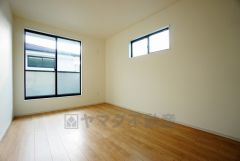 寛ぎの時間を紡ぎだす主寝室は、大型ベッドを置いても余裕の広さを確保しています。