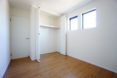 住む人のこだわりを活かす洋室。日当たりがよく、寝室としての利用もおすすめ。広めのクローゼットには荷物をすっきり片付けられ、ゆとりのある暮らしが出来ます＾＾