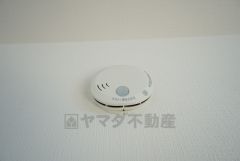 火災による煙や熱を感知して、警報音やブザー等で火災の発生を知らせてくれる火災警報器。