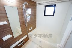 1日の疲れを癒すくつろぎのバスルーム。浴室暖房乾燥機付きで、天候に左右されず、いつでも好きなときに洗濯物を干せます＾＾