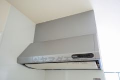 お手入れが簡単なスリム型レンジフードです。調理により発生する油煙や臭いを吸い込み、屋外へ排気してくれます。