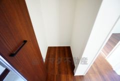 玄関ホールに収納スペースを確保。日用品や趣味の道具入れとして便利です。扉付きなので見た目もスッキリ＾＾