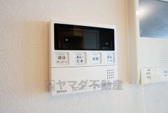 キッチン横に給湯器リモコンを設置していますので、忙しい時間帯でもスイッチ一つでお風呂の用意ができますよ＾＾