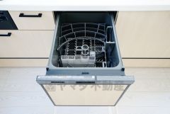 食事の後の手間を解消する食器洗い乾燥機付。冬場の洗い物で手荒れの悩みもなくなります。