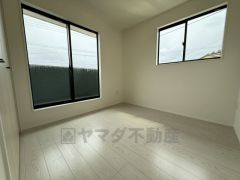 暖かい日差しが差し込む洋室。たっぷり収納できるクローゼット付きでお部屋の中をすっきりと快適に保てます。