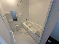 1日の疲れを癒すくつろぎのバスルーム。足を伸ばしてもゆったりと入れるサイズです。お子様と一緒にお風呂に入っても狭くないですね^^