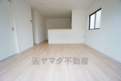 リビングは広々とした設計で、家族が集い、寛ぐ暮らしの空間を演出しています。