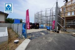 現地（2025年8月28日）撮影。60坪以上の広々敷地は駐車場2台可。一戸建ての多いエリアで落ち着いた雰囲気で快適な生活を送れます。