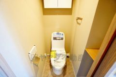 壁リモコンタイプのウォシュレット付き。すっきりした見た目で、トイレ奥の掃除もしやすいです。