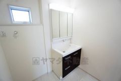 三面鏡つき洗面台。鏡裏にたっぷりとした収納スペースがあります。鏡を閉めてしまえば小物は見えないため、スッキリとした印象の洗面台にできます。