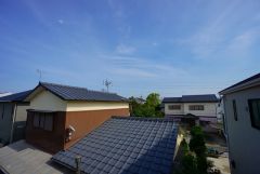 日差しが遮られないように隣家との間に距離を設けています。住宅地ですのでご近所様とコミュニケーション取りやすい距離感が良いですね。