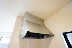 お手入れが簡単なスリム型レンジフードです。調理により発生する油煙や臭いを吸い込み、屋外へ排気してくれます。