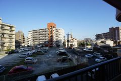 前面が駐車場なので視線が抜けて開放的です。