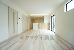 窓から光が差し込む明るいリビングダイニングです＾＾