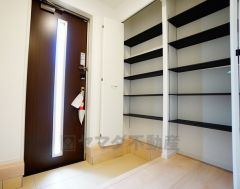 同仕様写真。壁一面に設けた大容量のシューズクローゼットは実用性と機能性を兼ね備えています。急な来客でも、いつも整頓された玄関でお出迎えができます。