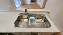 広々とした凸型シンクに洗剤ポケットを標準装備。大きなお鍋など洗いやすいです。